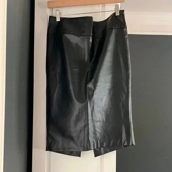 Zara basic black pleather pencil skirt • L • back slit - Picture 4 of 7